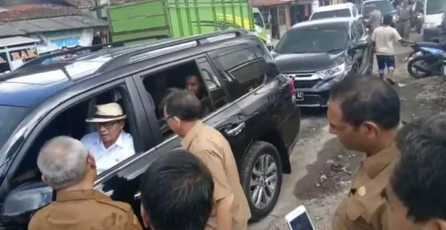 Langganan Macet, Gubernur Banten Kerahkan PUPR Bersihkan Bahu Jalan Pasar Baros