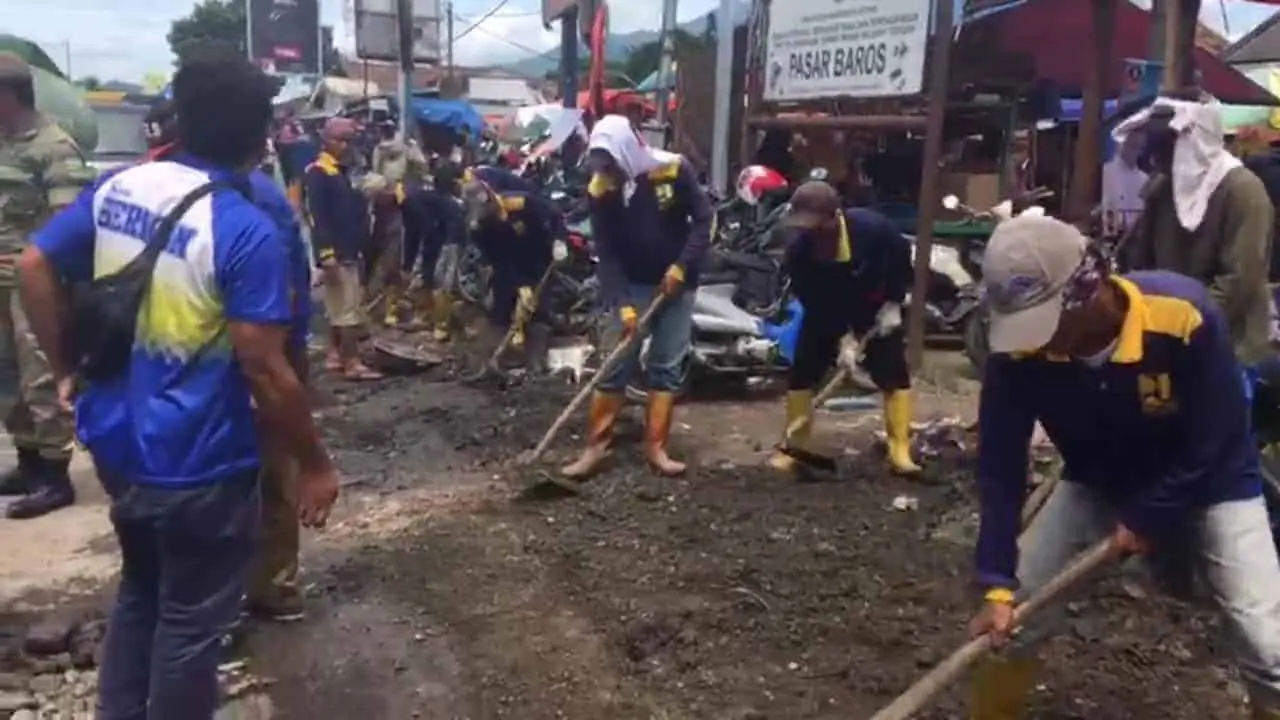 Langganan Macet, Gubernur Banten Kerahkan PUPR Bersihkan Bahu Jalan Pasar Baros