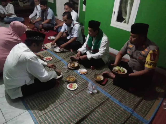 Kapolsek Cisauk dan Camat Setu Bukber Bersama Warga Sengkol