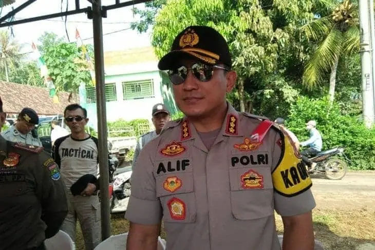 Polresta Tangerang Bagikan Cokelat dan Bunga Dalam Operasi Kalimaya 2019