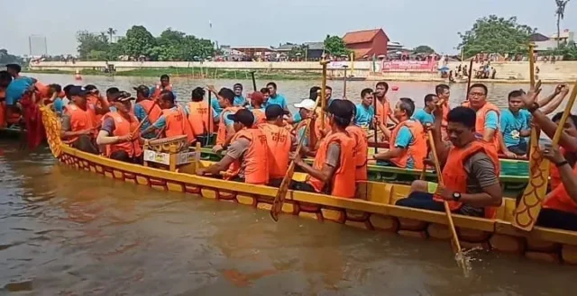 Lomba Perahu Naga dan Papak di Festival Peh Cun