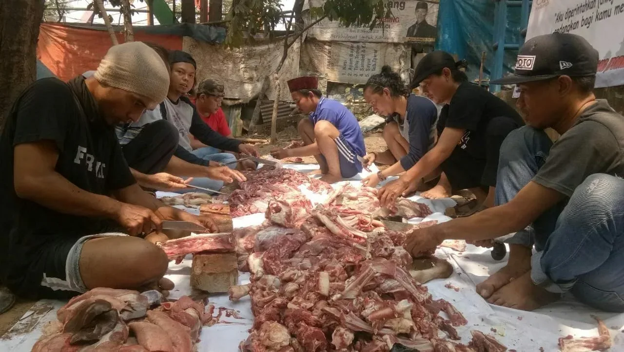 Forwat Salurkan Ratusan Paket Daging Qurban