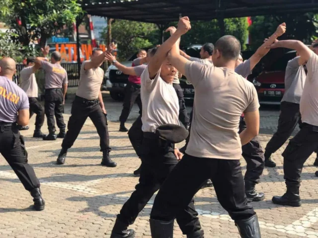 Personil Polsek Jatiuwung Latihan Beladiri Antisipasi Ancaman Tugas