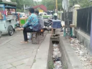 Dikeluh Warga, Drainase di Depan RSUD Kab. Tangerang Berisi Sampah