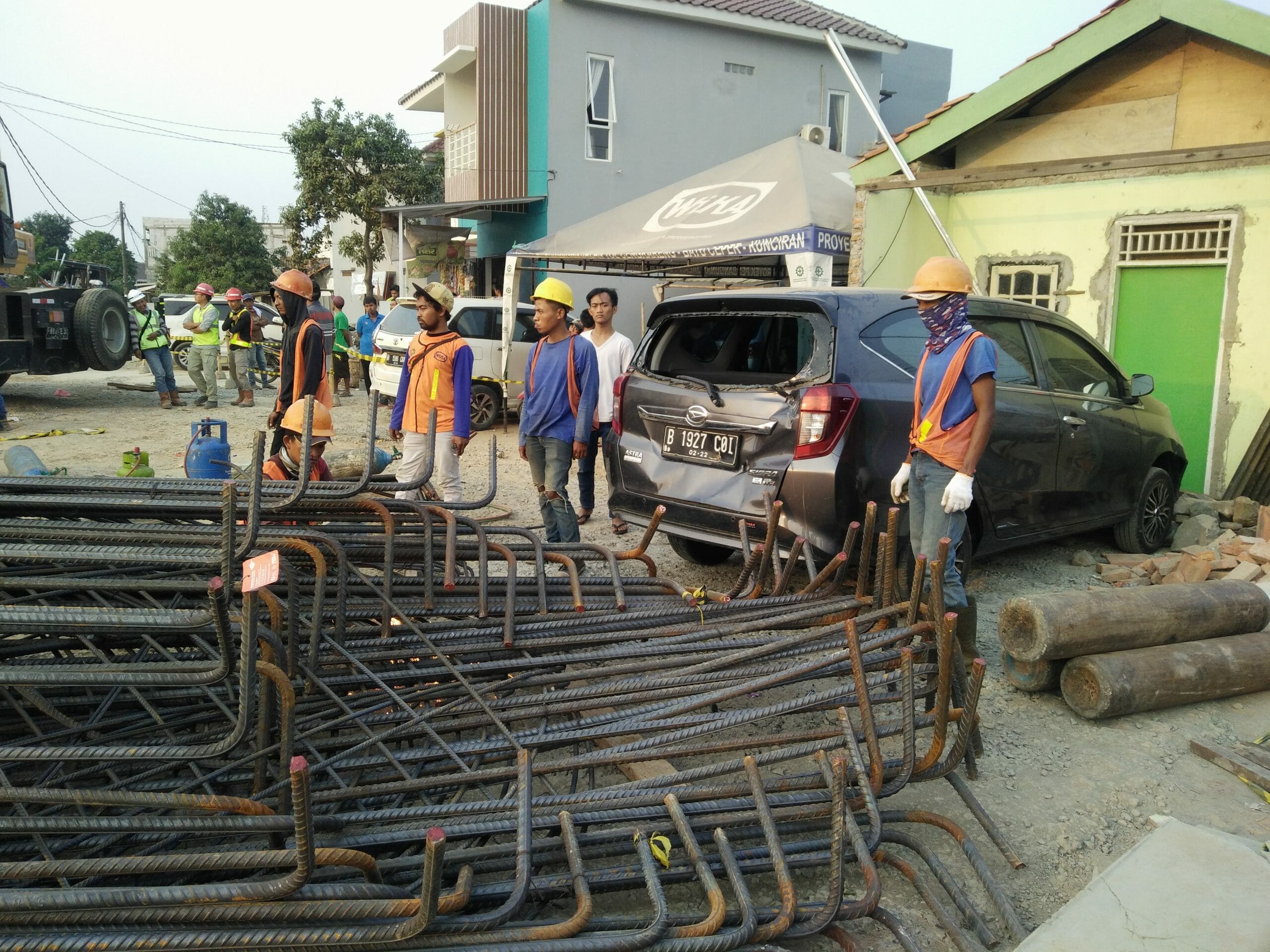 Tiang Pancang PSN JORR II Kunciran-Bandara Roboh Timpa Mobil dan Motor Warga