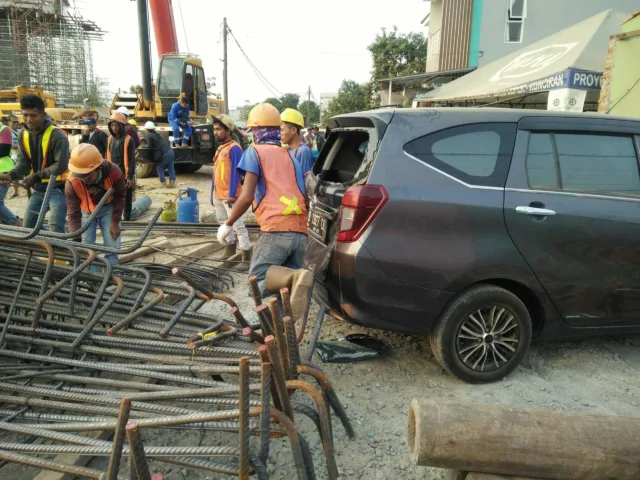 Tiang Pancang PSN JORR II Kunciran-Bandara Roboh Timpa Mobil dan Motor Warga