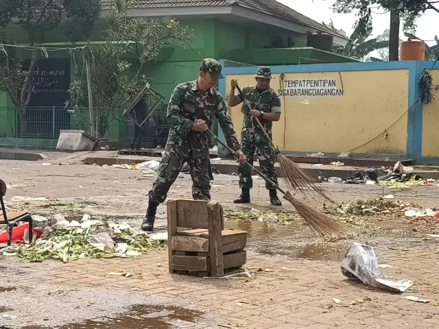 HUT TNI ke 74, Kodim 0506 Tangerang Karya Bakti Bersih Pasar