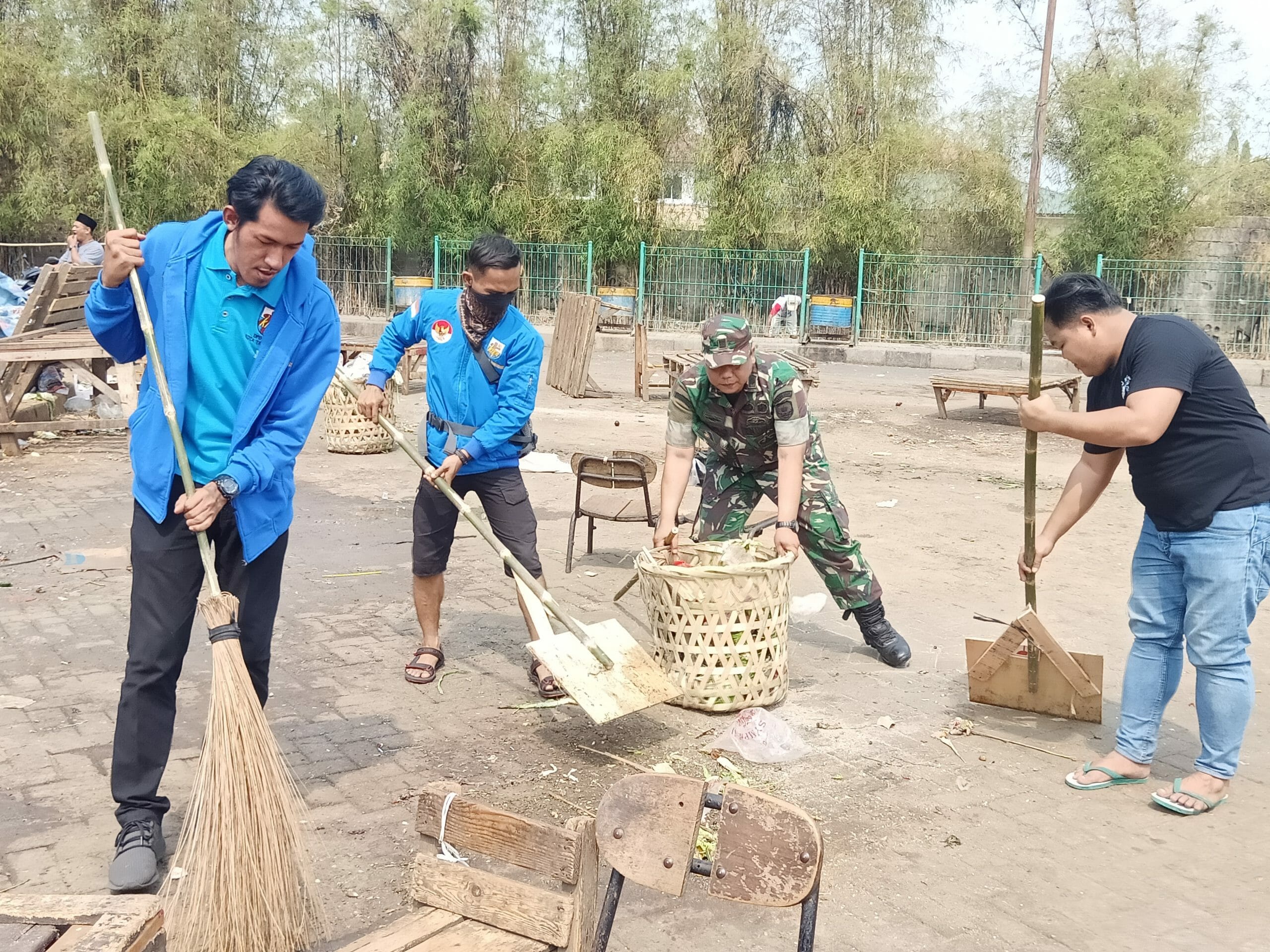 HUT TNI ke 74, Kodim 0506 Tangerang Karya Bakti Bersih Pasar