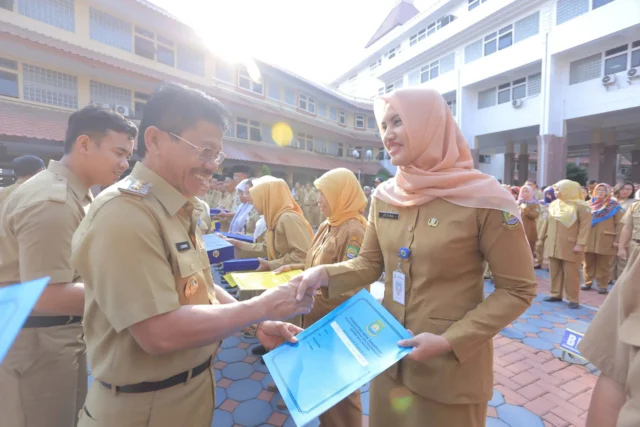 SK Pensiun dan Kenaikan Pangkat Diberikan Pada 366 Pegawai Kota Tangerang