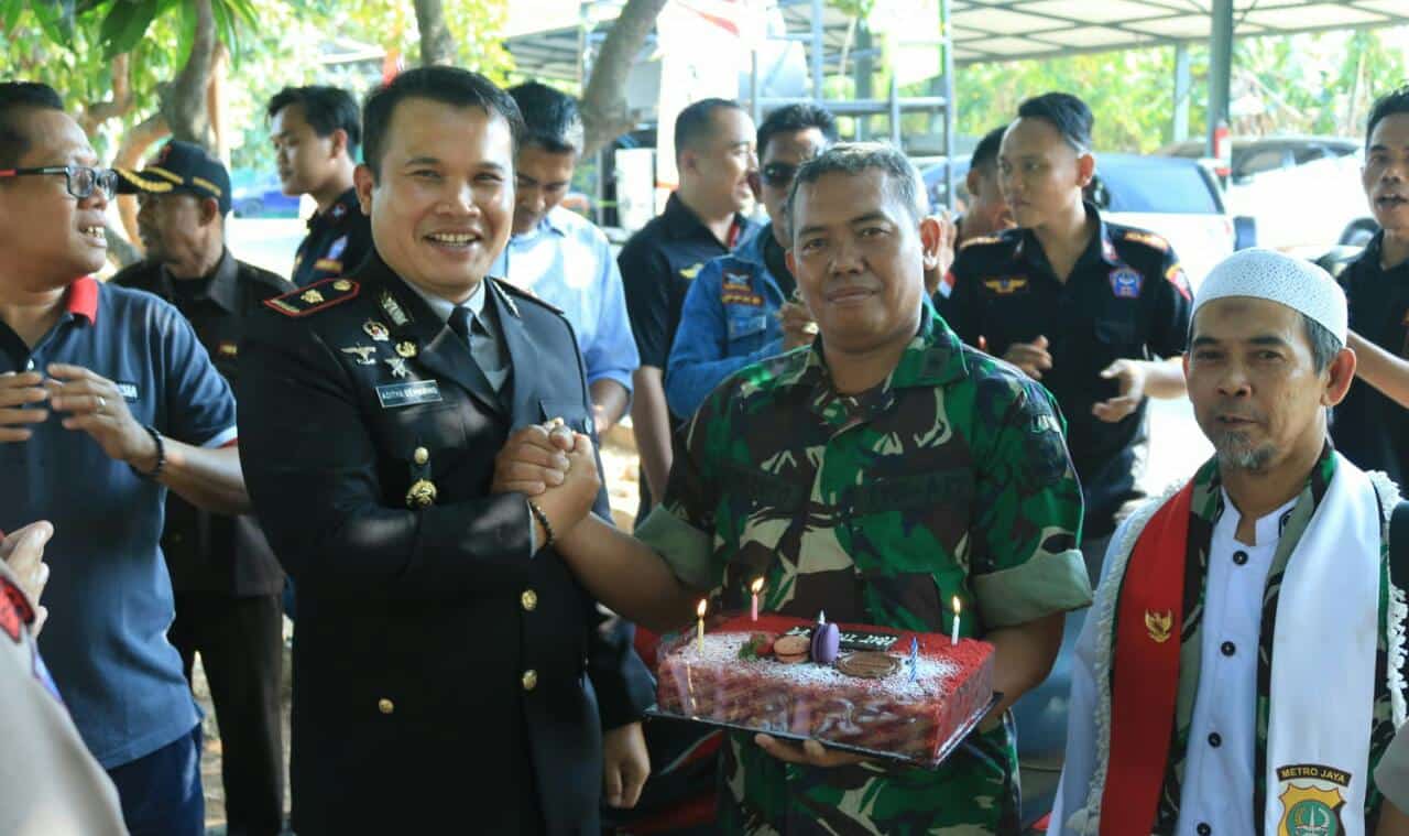 Gunakan Mobil Komando Polisi di Tangerang Sambangi Markas TNI Ucapkan HUT ke-74