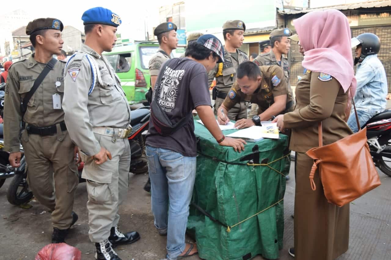 Satpol PP Tertibkan PKL di Pasar Serpong