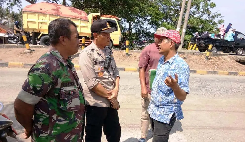 Tabrak Aturan, Sekelompok Warga Bongkar Paksa Portal Sungai Turi