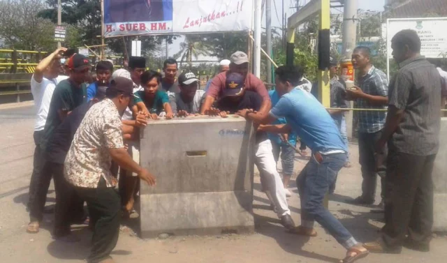 Tabrak Aturan, Sekelompok Warga Bongkar Paksa Portal Sungai Turi