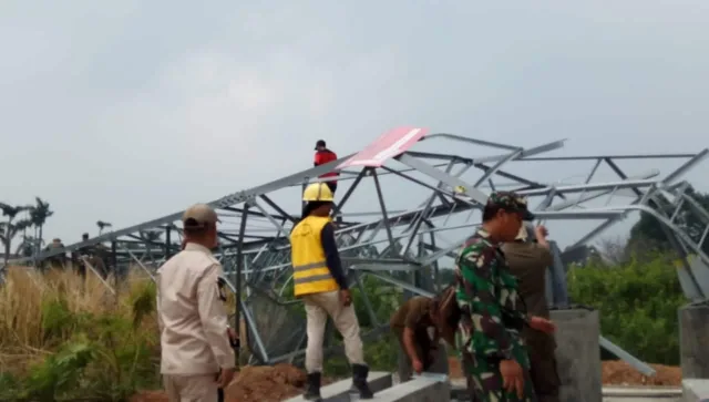 Melanggar Aturan, Dua Menara BTS Dibongkar Paksa Petugas