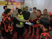 Bersama Ormas Polsek Karawaci Jaga Kenyamanan Malam Misa Natal 2019