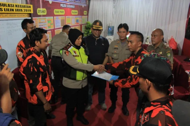 Bersama Ormas Polsek Karawaci Jaga Kenyamanan Malam Misa Natal 2019