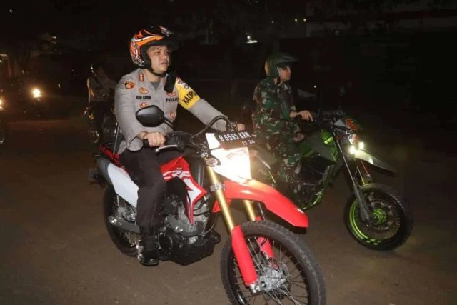 Naik Motor, Kapolres dan Dandim Pantau Situasi Malam Natal di Tangerang