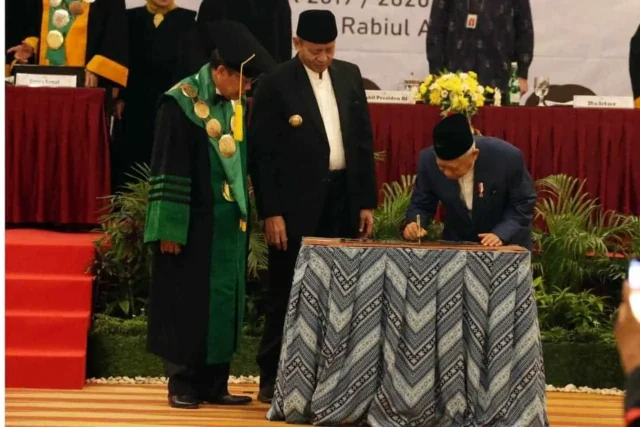 WH Dampingi Ma’ruf Amin Menghadiri Wisuda UIN SMHB