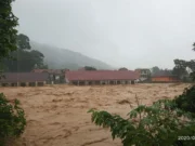 Komunitas Akar Pohon Bagikan Alat-alat Tulis untuk Anak-anak Korban Bencana Alam di Lebak