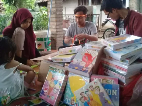 Komunitas Akar Pohon Bagikan Alat-alat Tulis untuk Anak-anak Korban Bencana Alam di Lebak