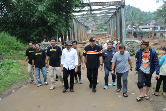 Didampingi Wakil Bupati Lebak, Bupati Tangerang Tinjau Korban Banjir di Kabupaten Lebak