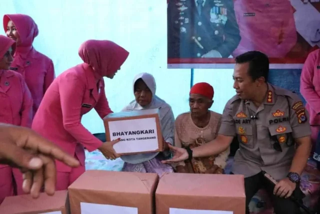 Sambangi Korban Banjir, Kaporesta Tangerang Serahkan Paket Sembako