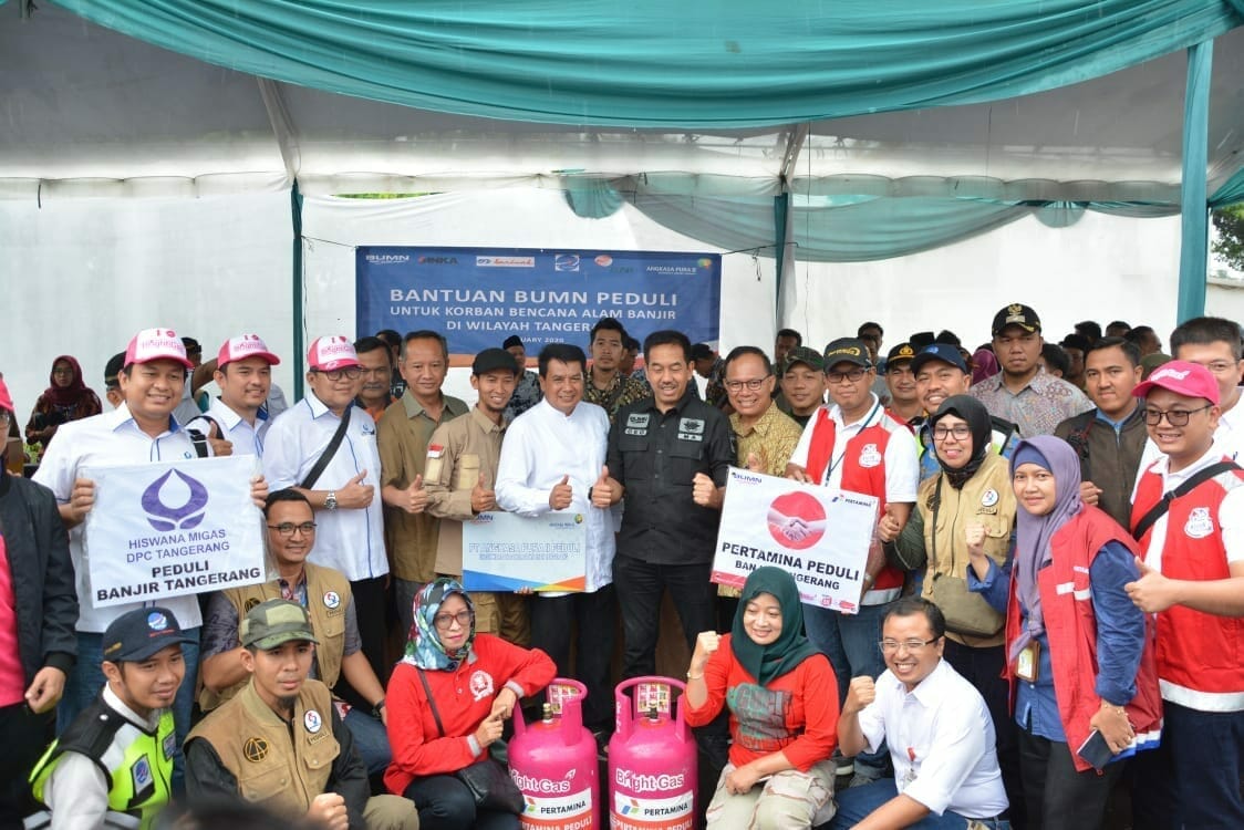 Bantu Banjir, Sekda Maesyal Terima Langsung Bantuan BUMN Peduli