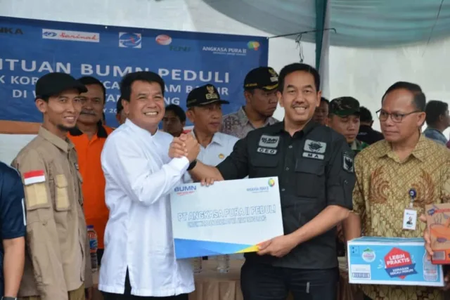 Bantu Banjir, Sekda Maesyal Terima Langsung Bantuan BUMN Peduli