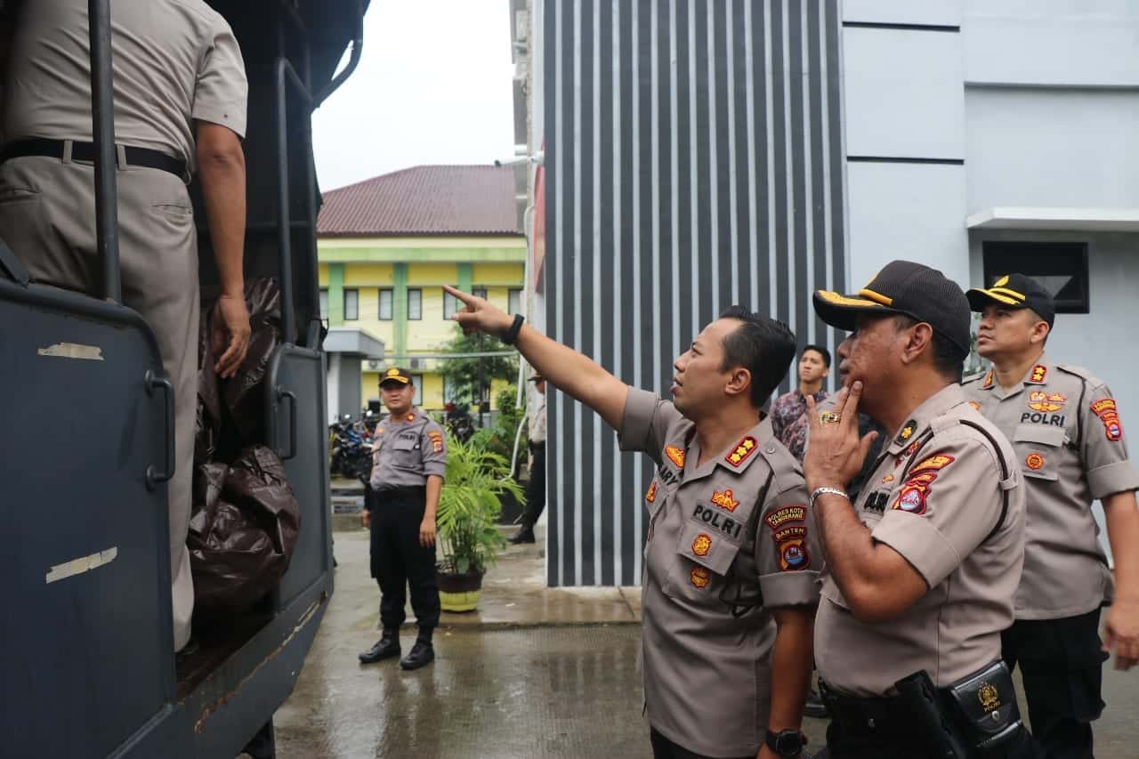 Peduli Sesama, Polresta Tangerang Kirim Bantuan Logistik ke Lebak