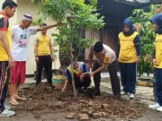 Peduli Penghijauan, Polsek Curug Tanam Puluhan Batang Pohon