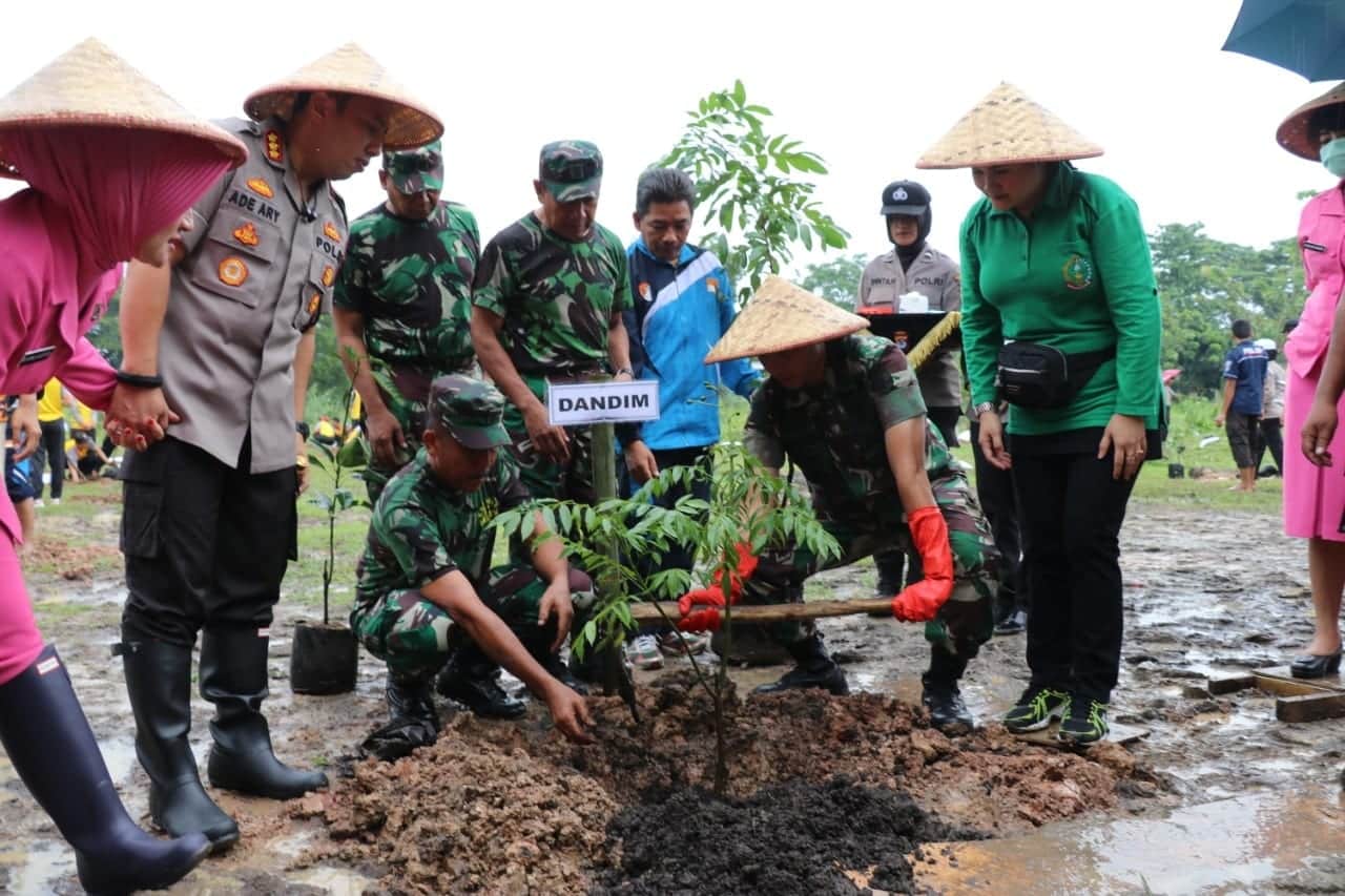 Antisipasi Bencana Alam, Polresta Tangerang Tanam 250 Pohon