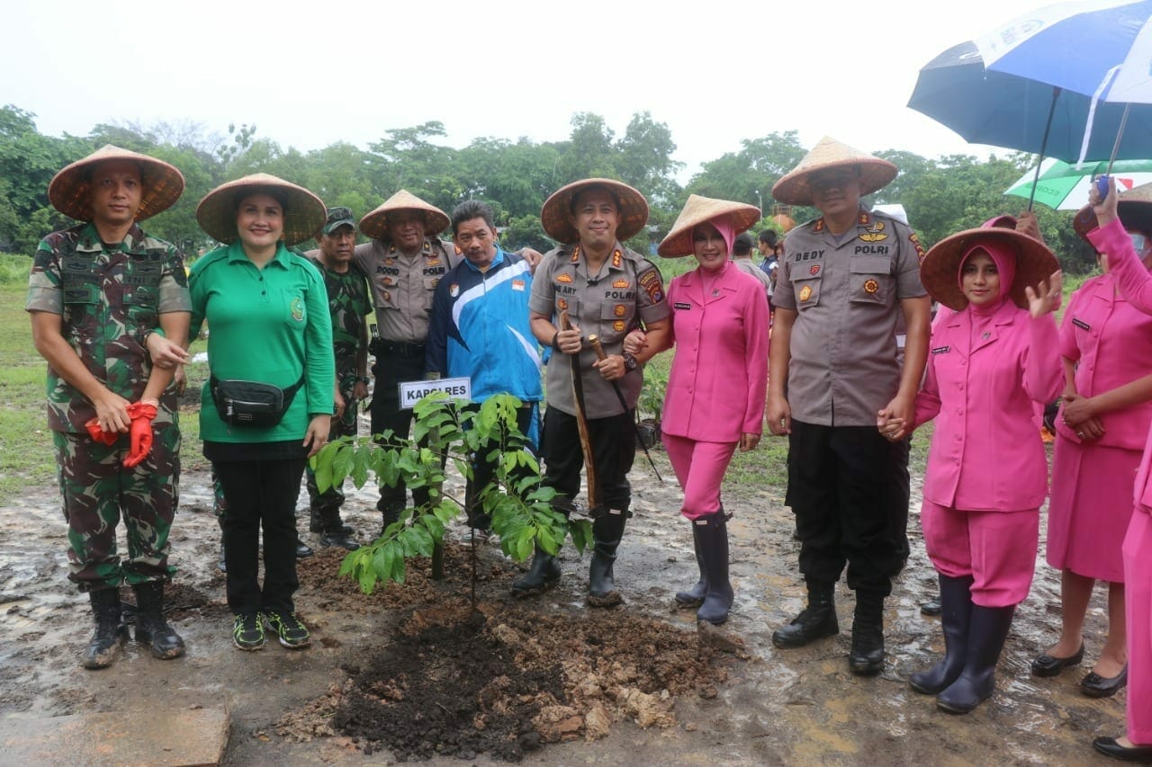 Antisipasi Bencana Alam, Polresta Tangerang Tanam 250 Pohon