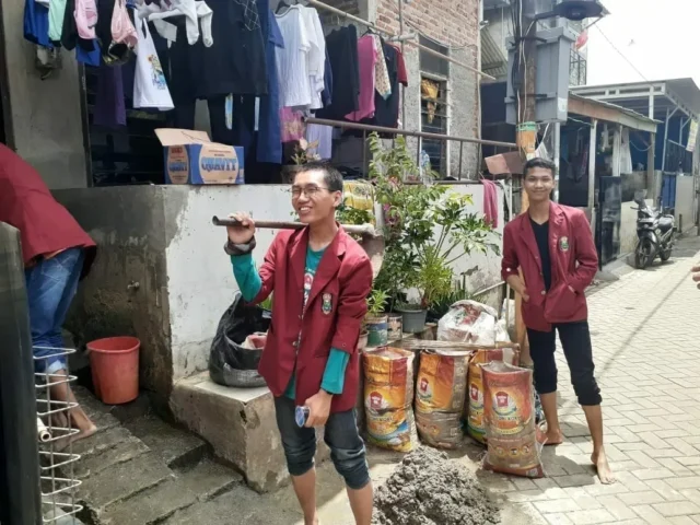 Bantu Korban Banjir, Mahasiswa ITB Ahmad Dahlan Gelar Bakti Sosial