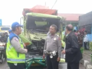 Dump Truk Vs Dump Truk, Gerobak Gorengan Ringsek