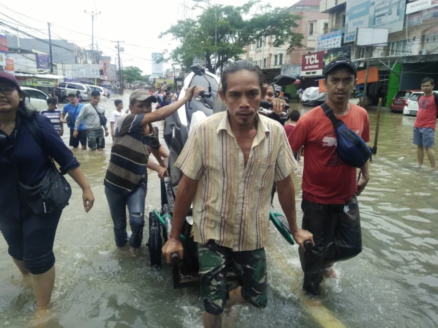 Mengais Rezeki di Musibah Banjir Ciledug Indah