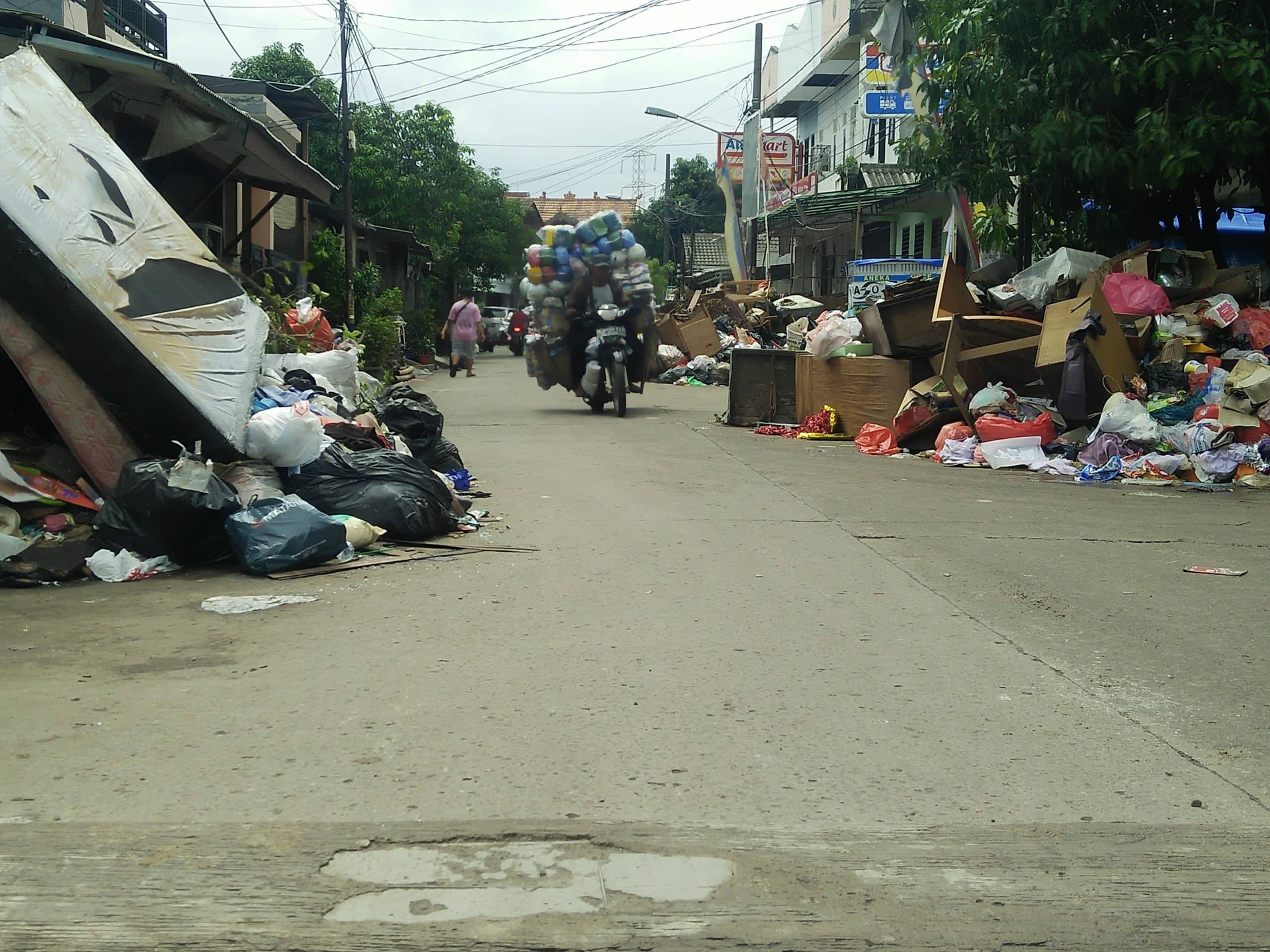 Pasca Dikepung Banjir, Ciledug Indah Kini Dikepung Sampah