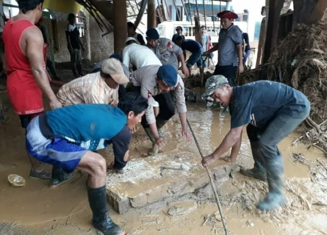 Satbrimob Polda Banten Bersihkan Puing Pasca Bencana Lebak