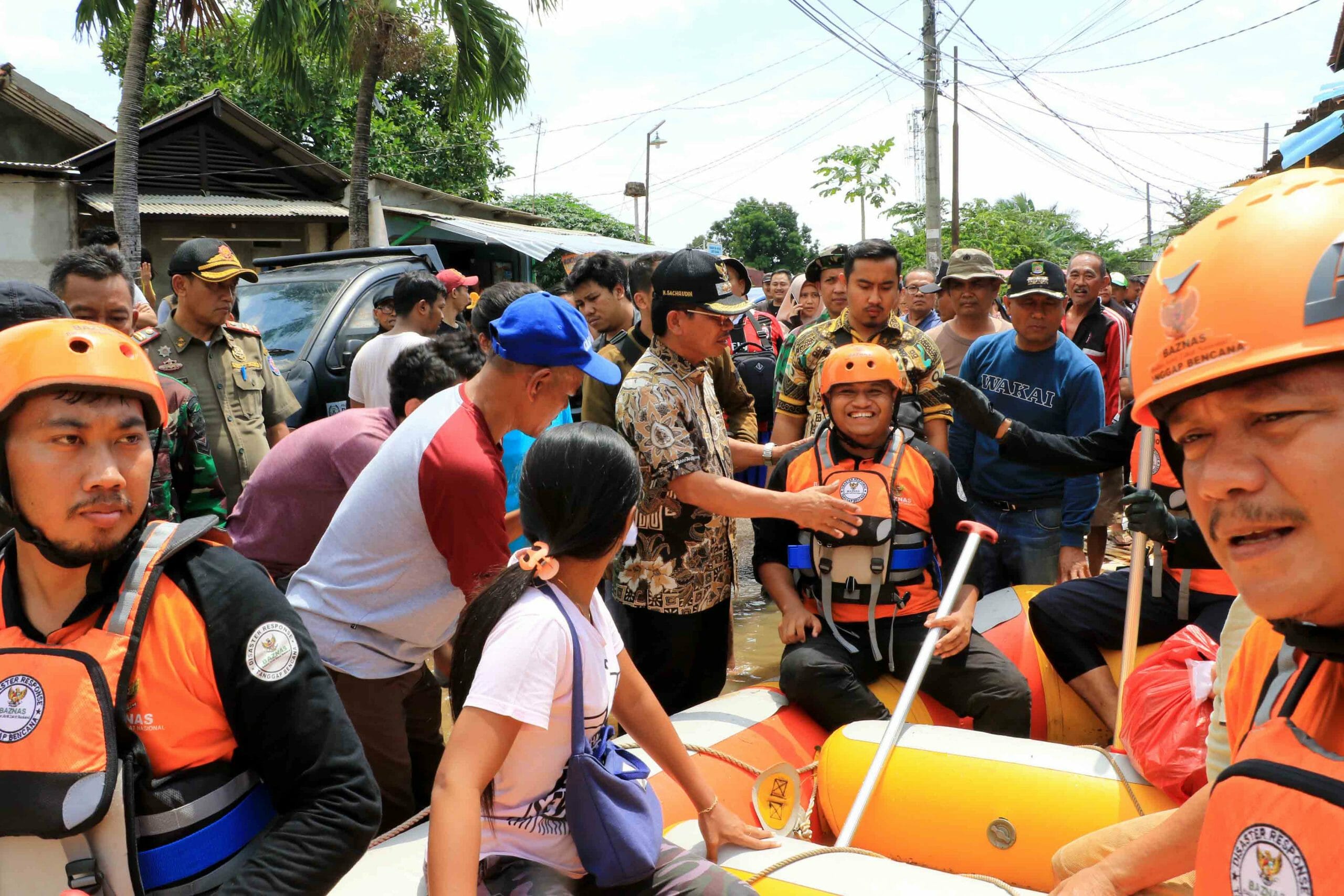 Tinjau Titik Banjir, Sachrudin: Semua Harus Saling Membantu