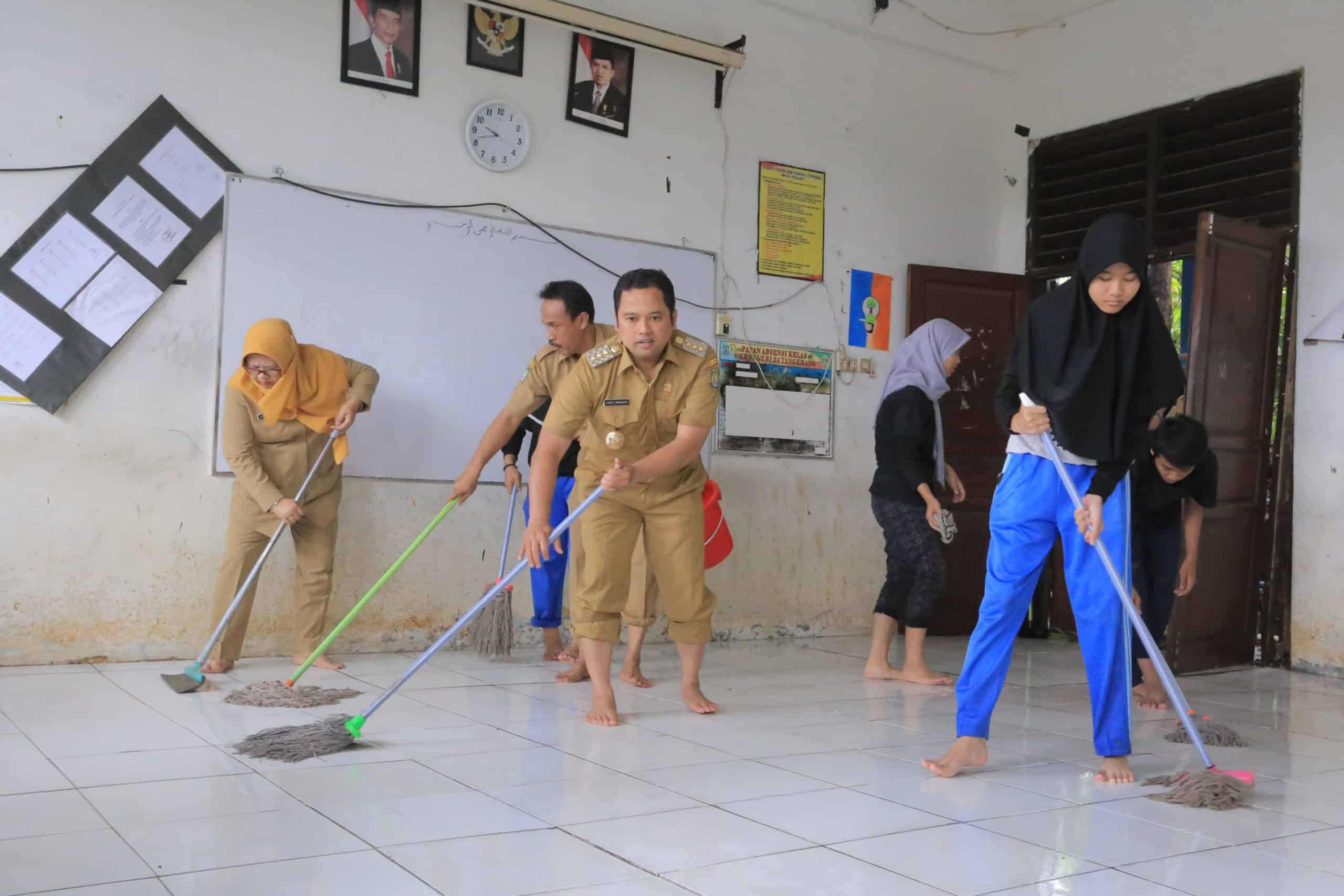 Wali Kota Bantu Bebersih Usai Banjir di SMPN 24 Kota Tangerang