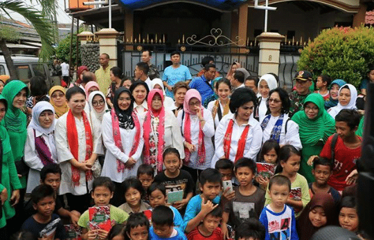 Iriana Jokowi Temui Anak-anak Korban Banjir di Priuk