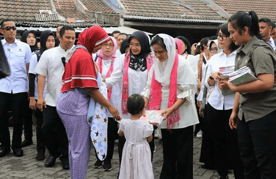 Iriana Jokowi Temui Anak-anak Korban Banjir di Priuk