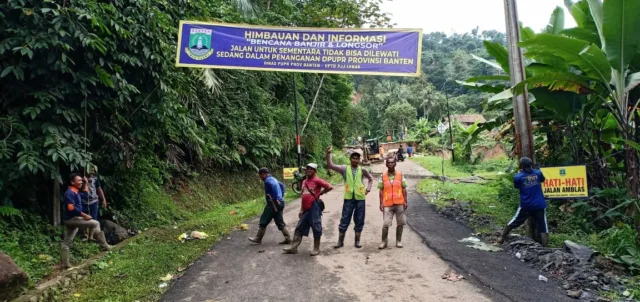 Tim dan Alat Berat Pemprov Banten Capai Jembatan Cinyiru