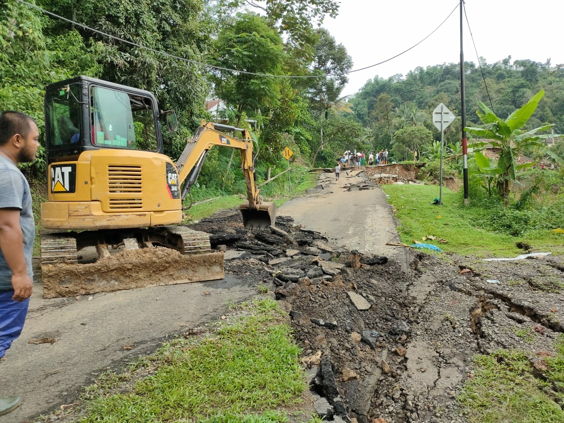 Tim dan Alat Berat Pemprov Banten Capai Jembatan Cinyiru