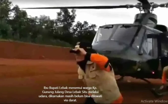 Turun dari Helikopter Bupati Lebak Berlari Temui Warga di Lokasi Bencana