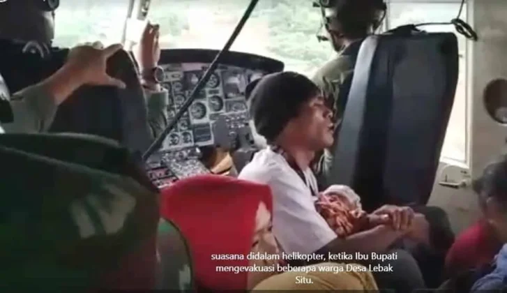 Turun dari Helikopter Bupati Lebak Berlari Temui Warga di Lokasi Bencana