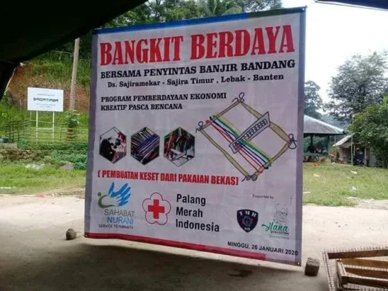 Penyintas Bencana Banjir Lebak Manfaatkan Pakaian Bekas Jadi Barang Bernilai Ekonomis