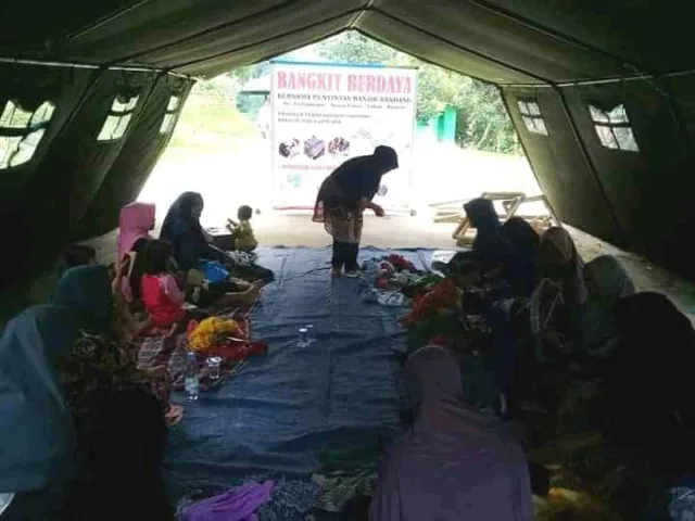 Penyintas Bencana Banjir Lebak Manfaatkan Pakaian Bekas Jadi Barang Bernilai Ekonomis