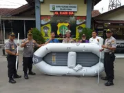 Siaga Banjir, Polsek Curug Terima Bantuan Perahu Karet