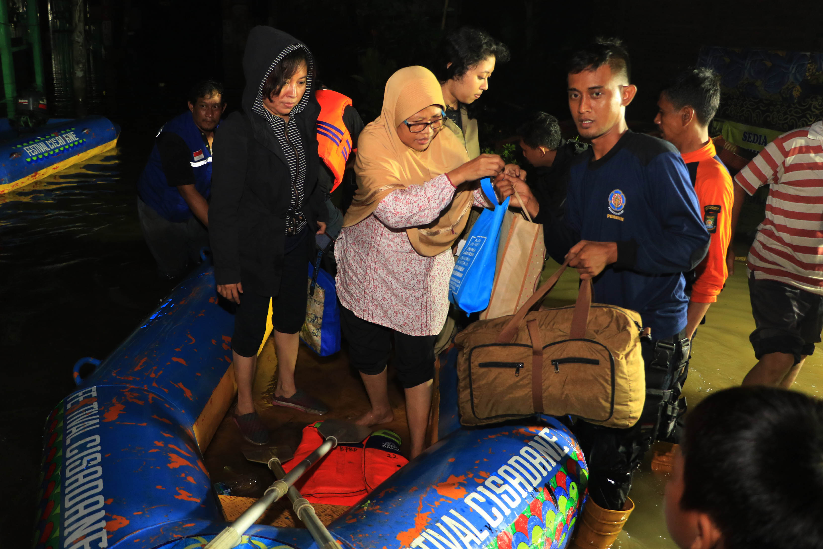 Kali Ledug Semakin Meluap, Sejumlah Warga Terus Dievakuasi di Periuk