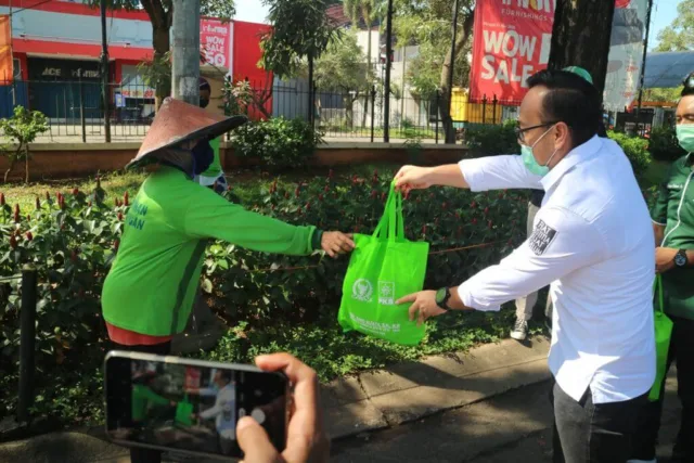 Turun Tangan, Rano Alfath dan Polres Tangerang Bantu Pekerja Lepas Harian Terdampak Wabah Virus Corona